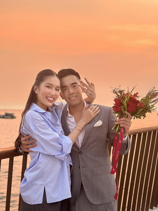 Ảnh vui sao Việt 9-4: Lọ Lem nhà Quyền Linh 'đốn tim' với vẻ đẹp trong veo - Ảnh 2. Á hậu Phương Anh được doanh nhân Đức Hồ cầu hôn trong sự kiện thời trang diễn ra ở Phú Quốc.