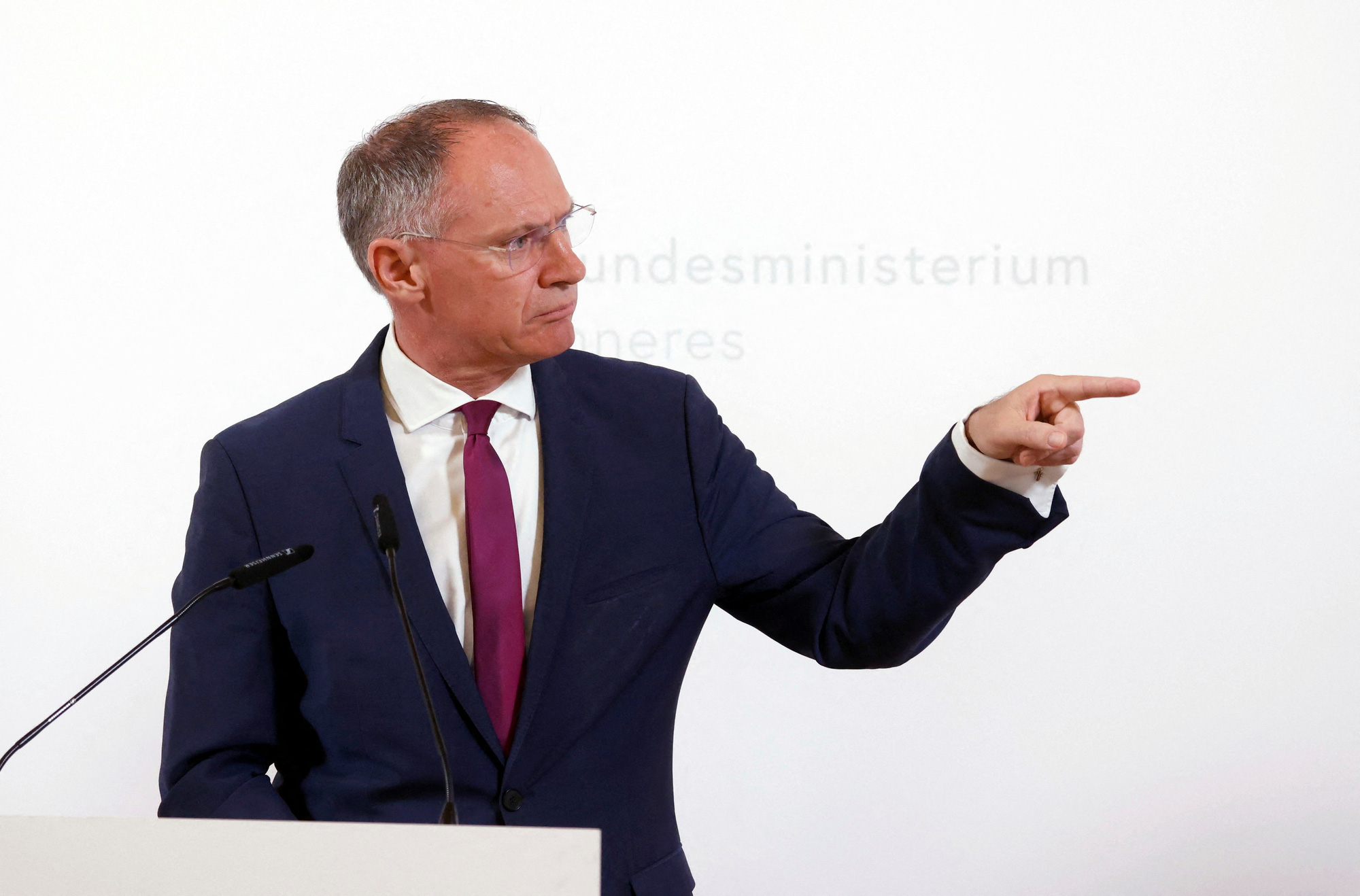 Bộ trưởng Nội vụ Áo Gerhard Karner thông báo công chức nước này sẽ không được phép cài TikTok trên điện thoại phục vụ công việc - Ảnh: REUTERS