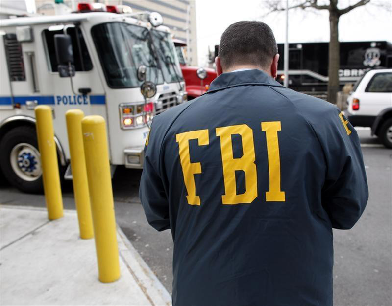 Một nhân viên FBI đang làm nhiệm vụ - Ảnh: REUTERS