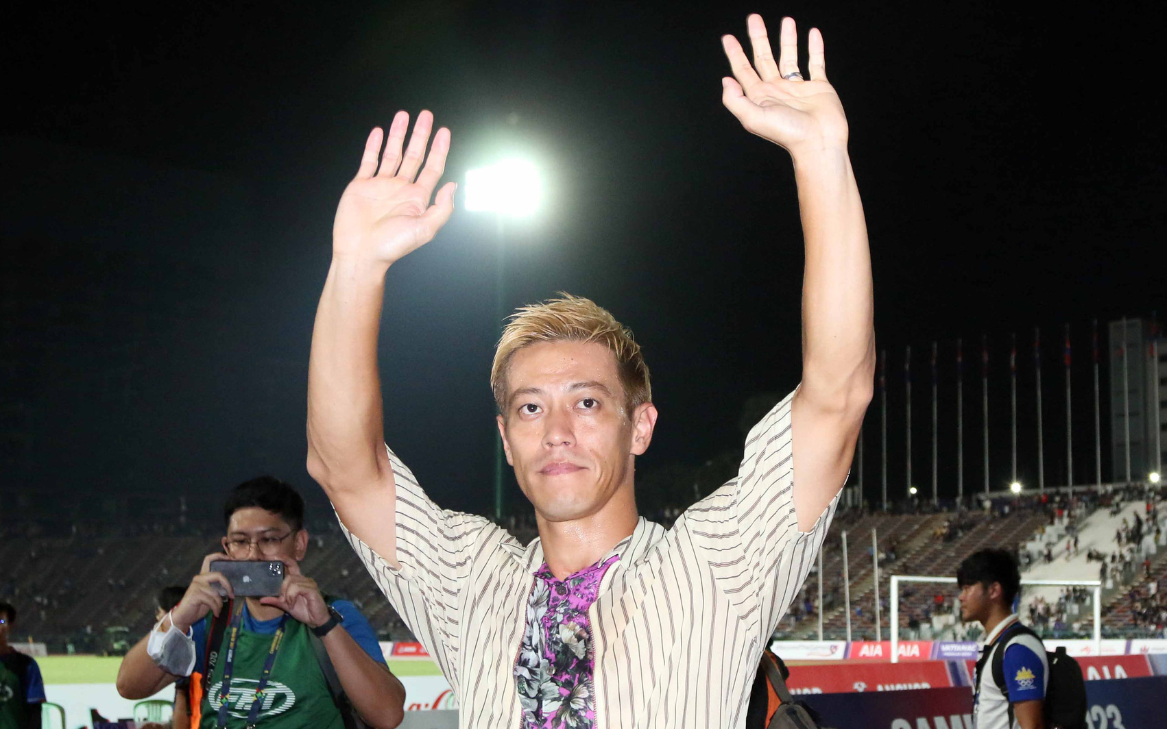 Cuộc chia tay cảm xúc của HLV Keisuke Honda