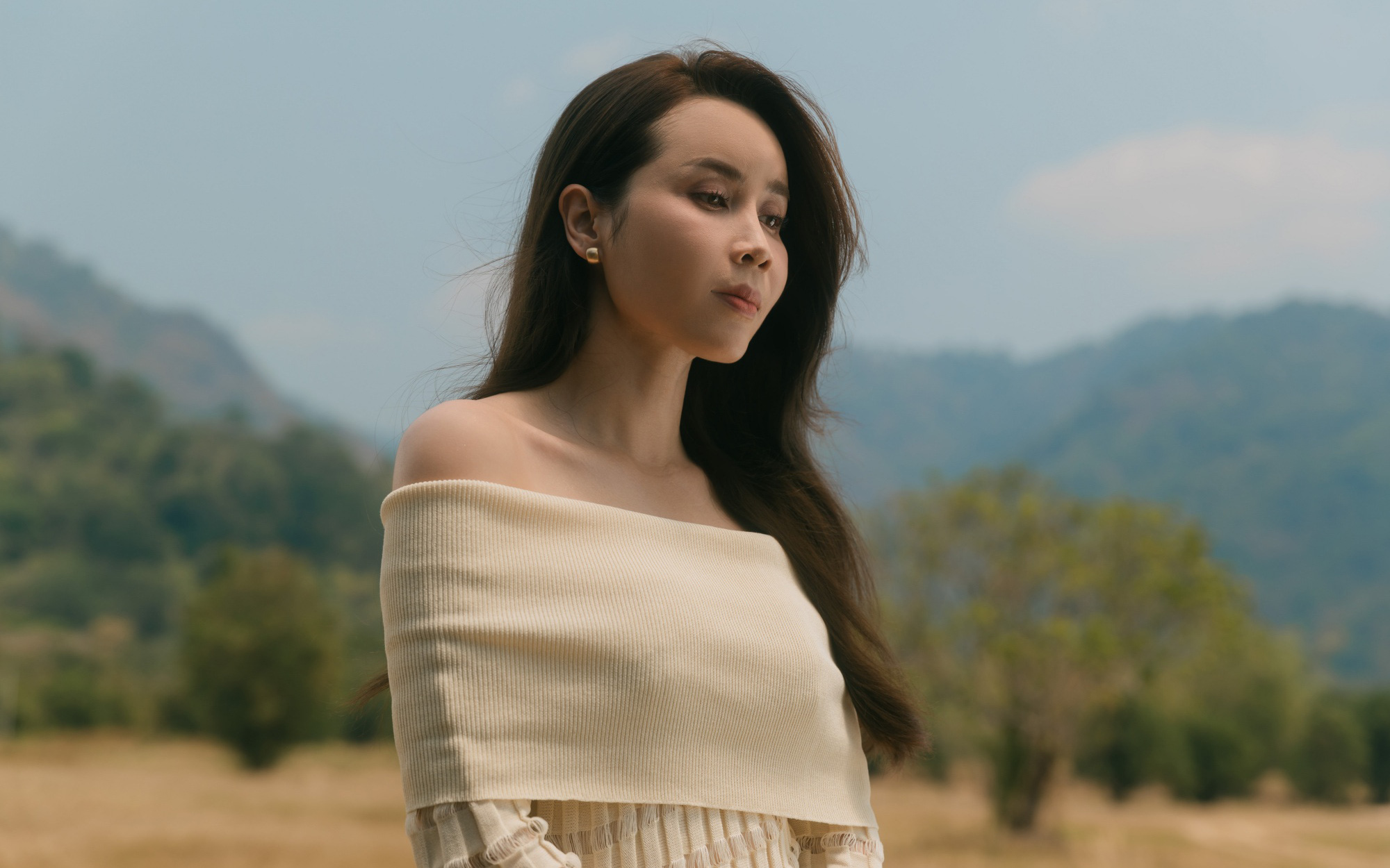 Tin tức giải trí 10-5: Hồ Hoài Anh vắng mặt trong MV mới của Lưu Hương Giang