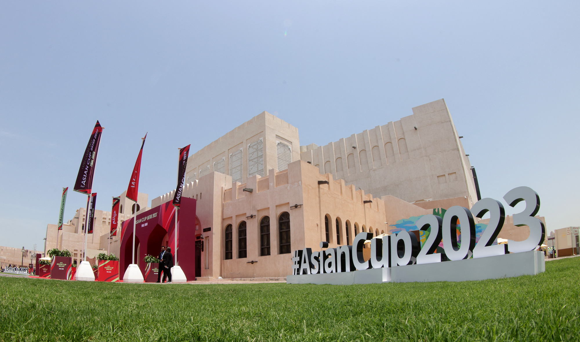 Quang cảnh bên ngoài Katara Opera House- nơi diễn ra lễ bốc thăm Asian Cup 2023 - Ảnh: REUTERS