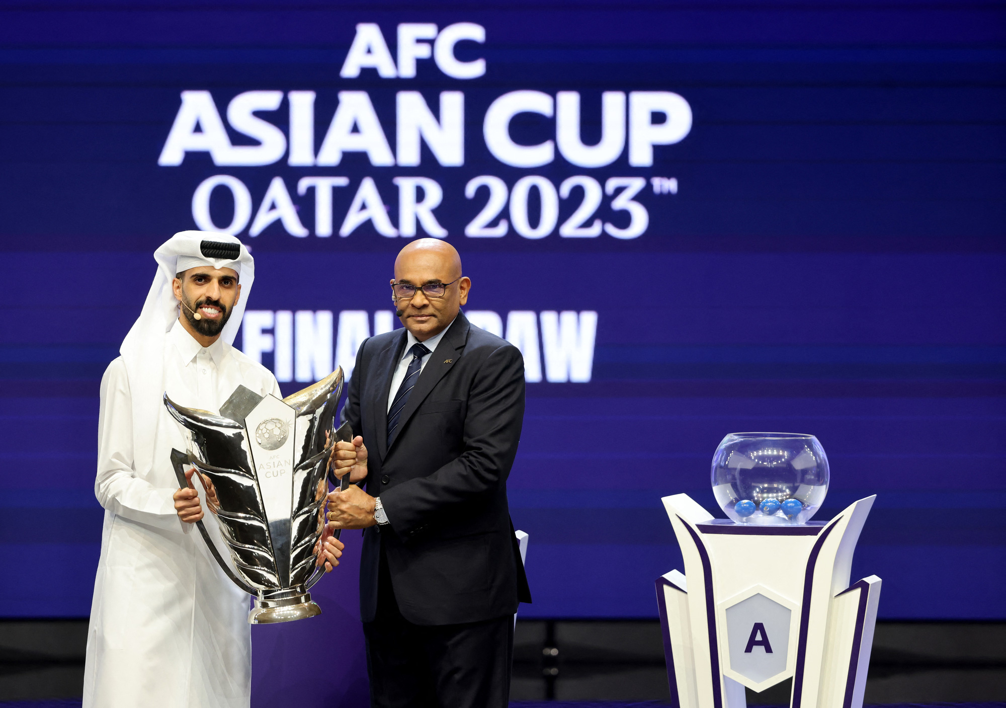 Chiếc cúp bạc của Asian Cup 2023 - Ảnh; REUTERS