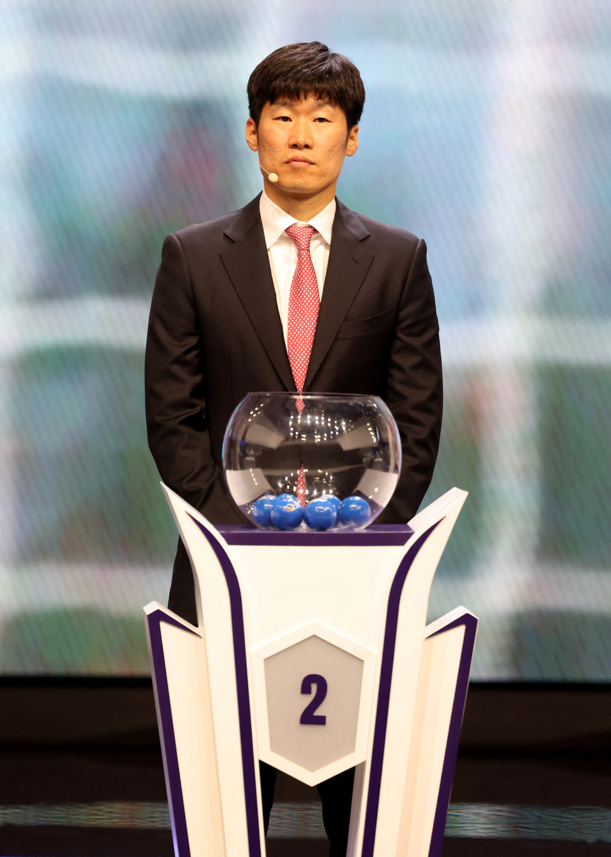 Huyền thoại bóng đá Hàn Quốc Park Ji Sung tại lễ bốc thăm chia bảng Asian Cup 2023 - Ảnh: REUTERS