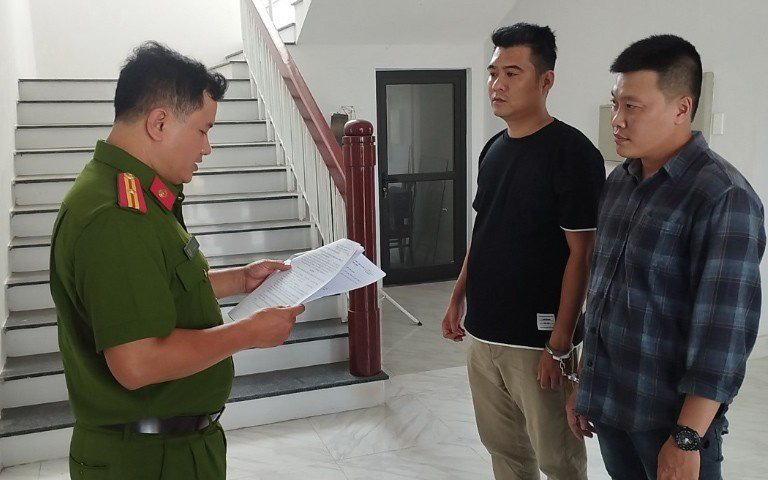Mua bé gái 14 tuổi rồi ép phục vụ khách karaoke, 2 người bị bắt- Ảnh 3. Bắt 2 người có hành vi môi giới, mua bán thận