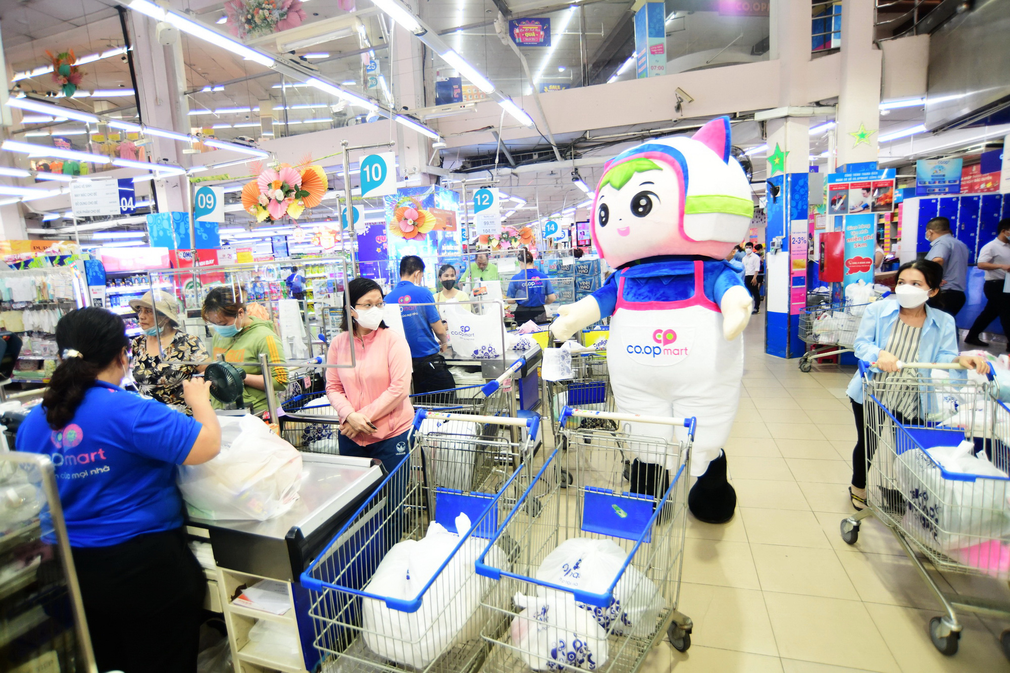 Co.opmart Cống Quỳnh đang tưng bừng chào đón sinh nhật với nhiều khuyến mãi hấp dẫn - Ảnh: QUANG ĐỊNH Co.opmart Cống Quỳnh đang tưng bừng chào đón sinh nhật với nhiều khuyến mãi hấp dẫn - Ảnh: QUANG ĐỊNH