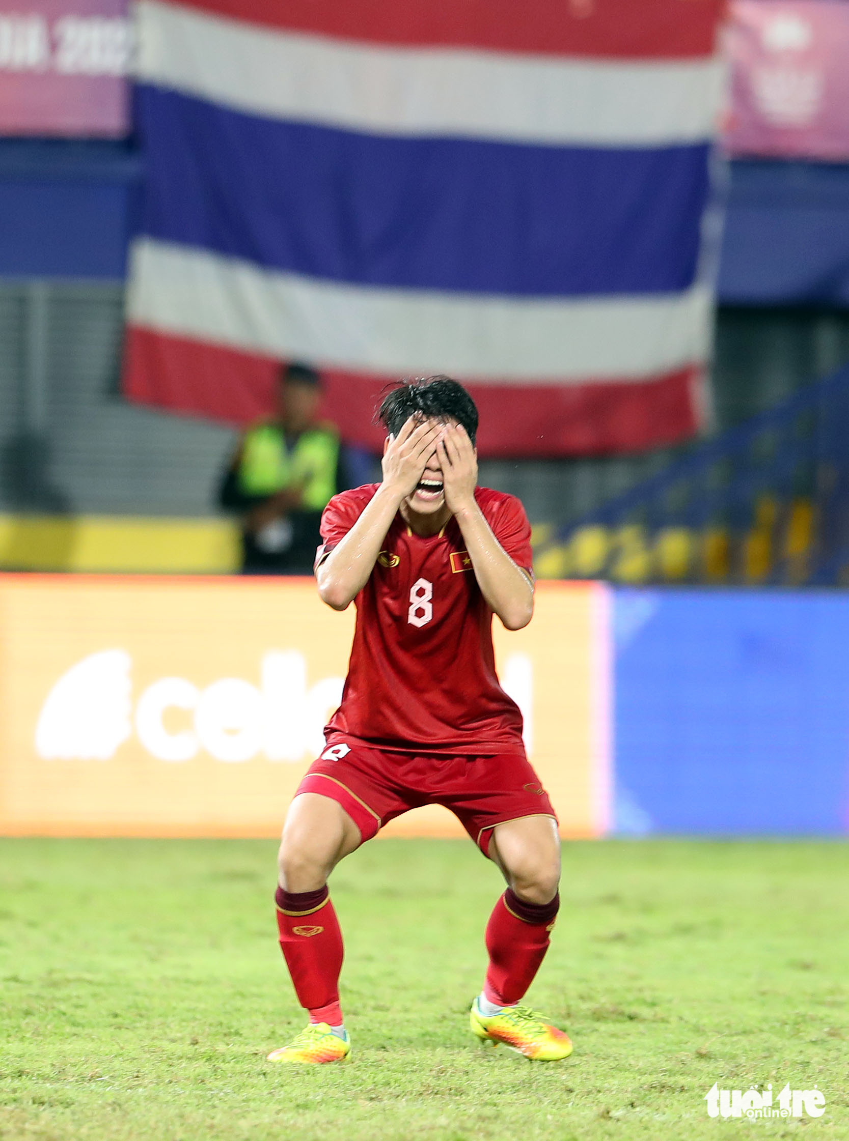 Văn Khang ôm mặt thất vọng khi cú sút phạt trực tiếp bị thủ môn U22 Thái Lan đẩy ra - Ảnh: N.K
