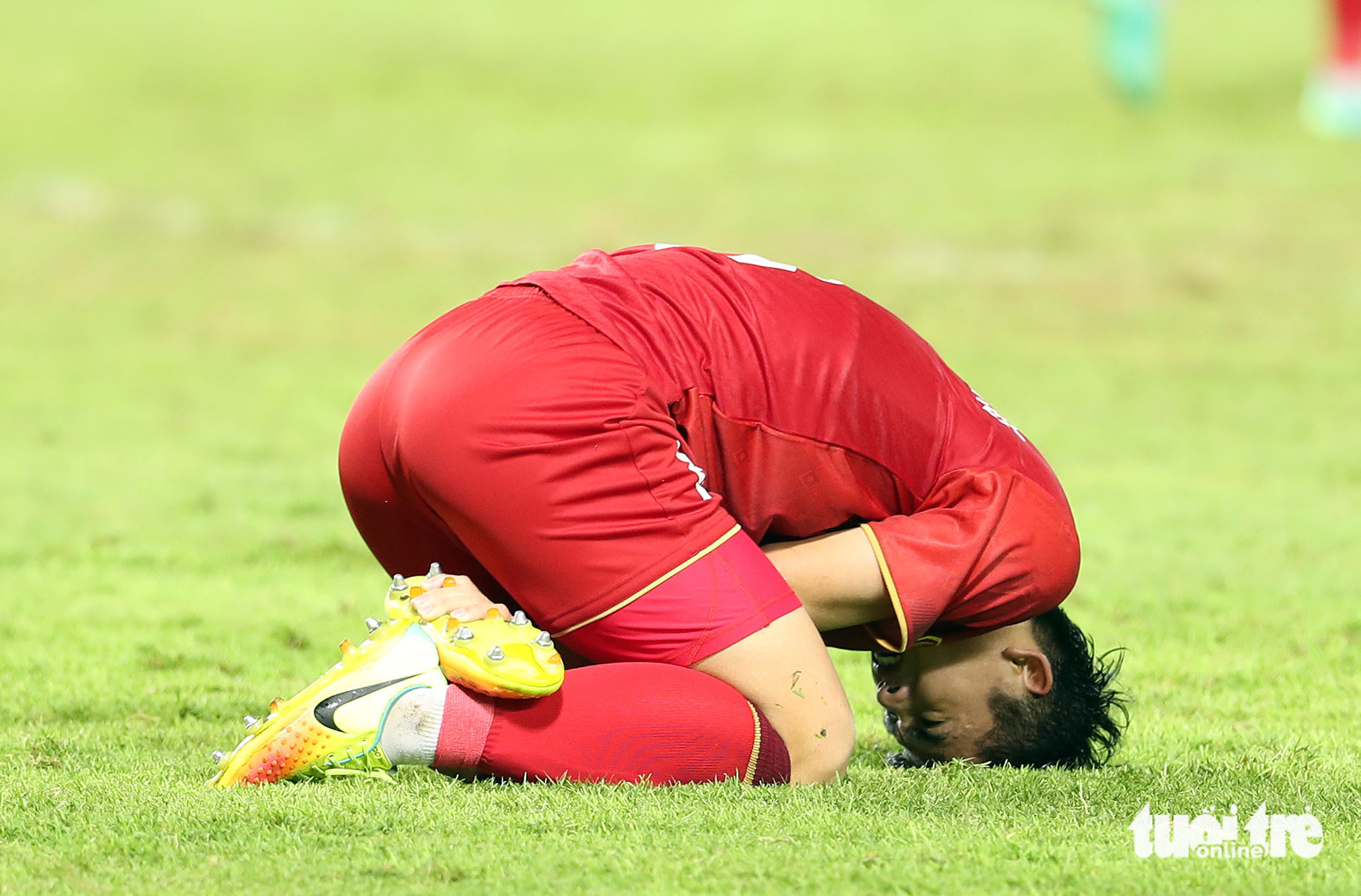 Văn Khang ôm chân đau đớn sau một pha bị cầu thủ U22 Thái Lan phạm lỗi - Ảnh: N.K 