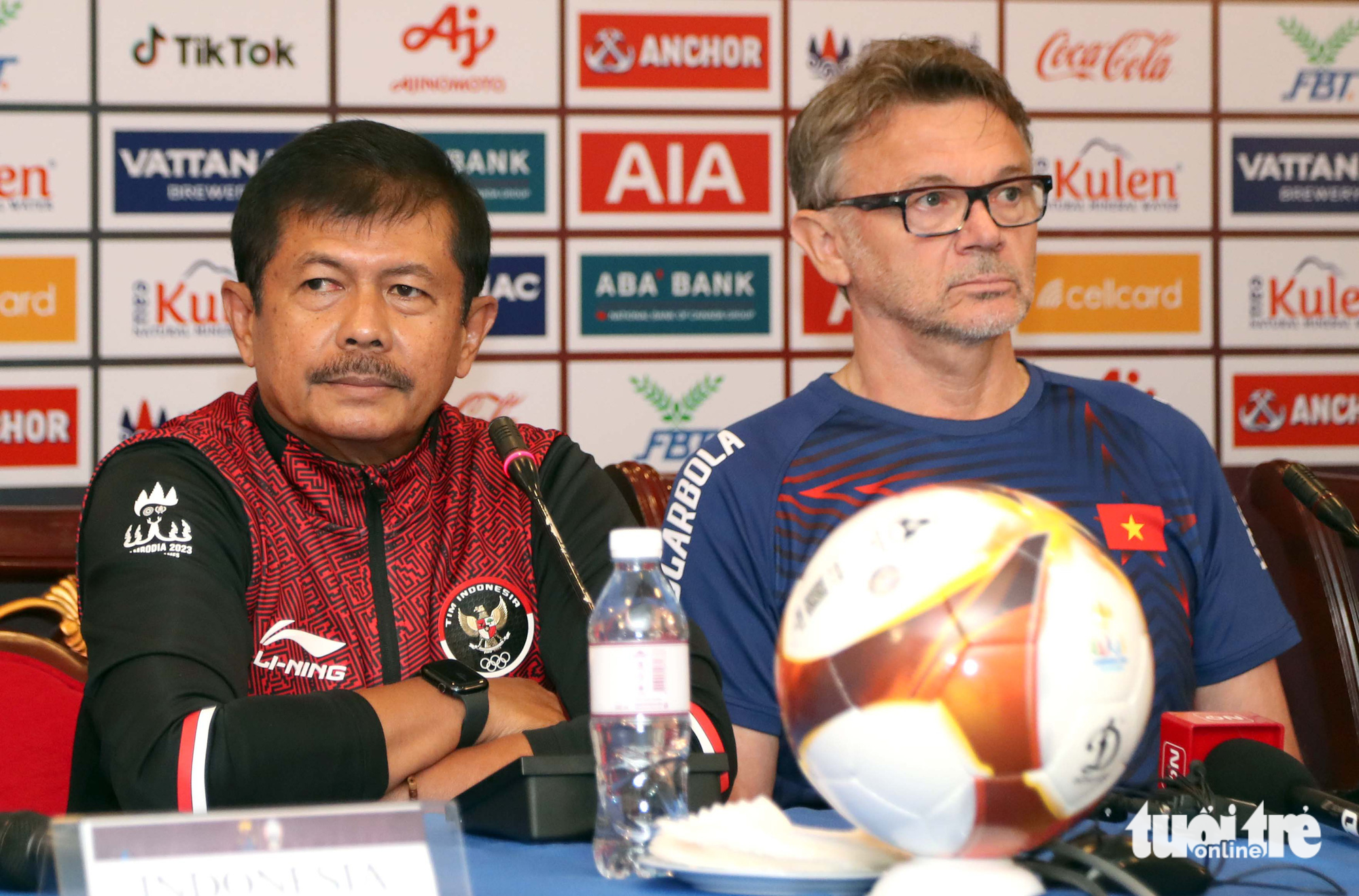 HLV Indra Sjafri (trái) tại buổi họp báo - Ảnh: N.K 