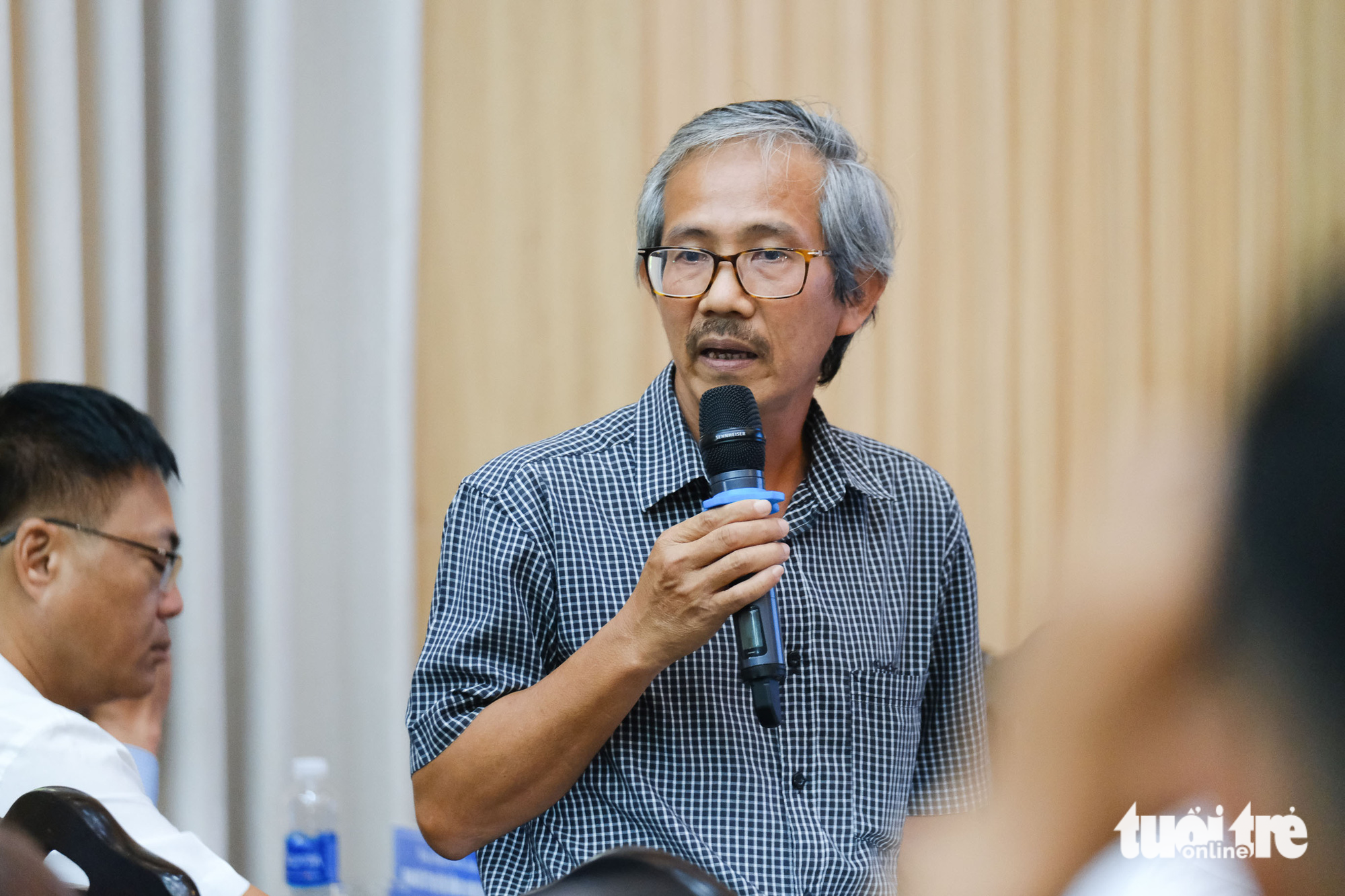 Ông Trần Văn Hoàng, phó giám đốc Sở Xây dựng TP Đà Nẵng, thông tin các dự án nhà ở xã hội đang triển khai tới công nhân - Ảnh: TẤN LỰC
