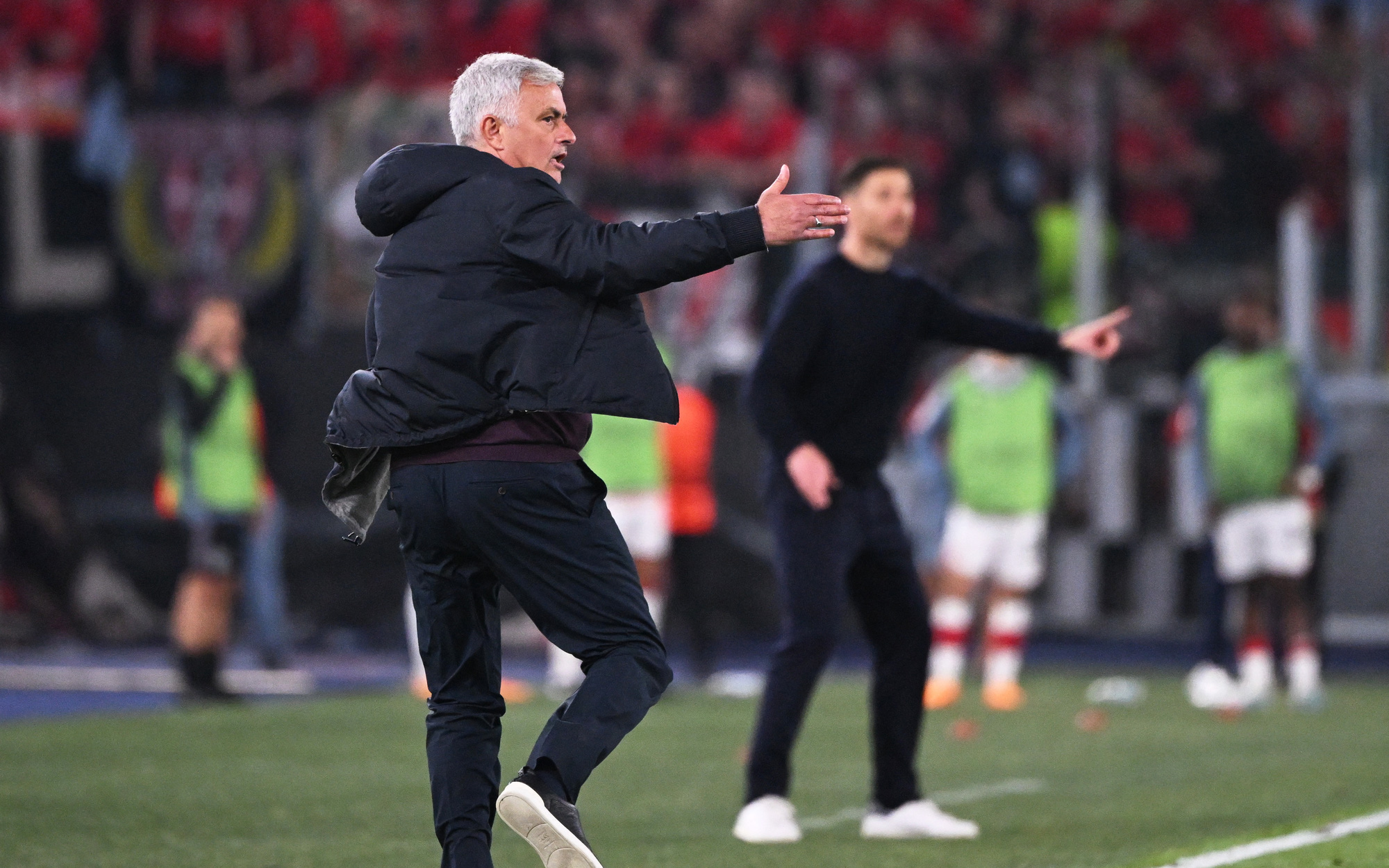 AS Roma của HLV Mourinho thắng nhẹ nhàng bán kết lượt đi Europa League