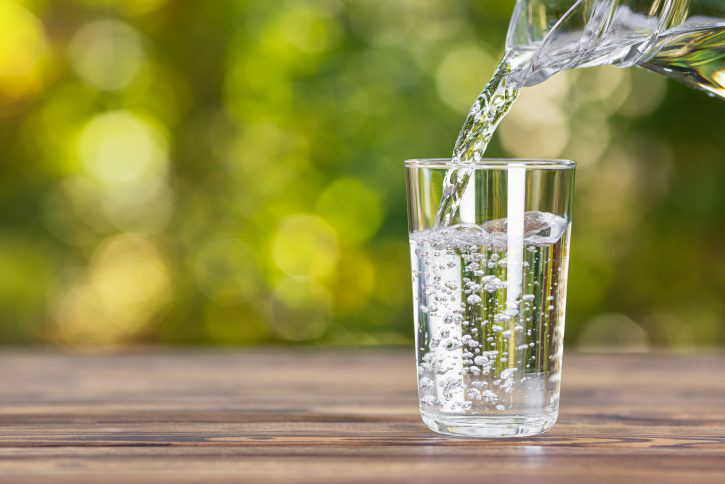 Uống đủ nước rất cần thiết để đảm bảo sức khỏe - Ảnh: fmchealth