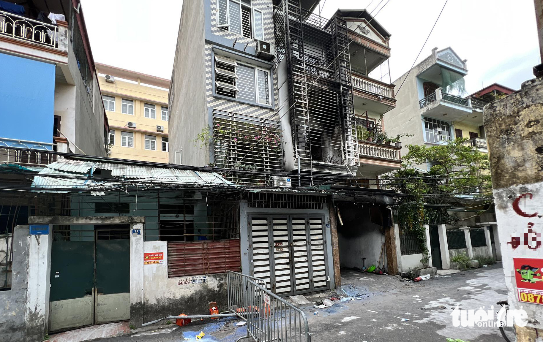 Ngôi nhà xảy ra hỏa hoạn (căn giữa) khiến bốn bà cháu tử vong - Ảnh: DANH TRỌNG