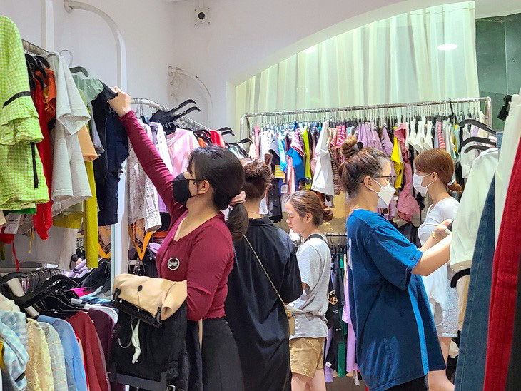 Bạn trẻ mua sắm tại cửa hàng đồ cũ trên đường Nguyễn Gia Trí (quận Bình Thạnh, TP.HCM) - Ảnh: N.XUÂN