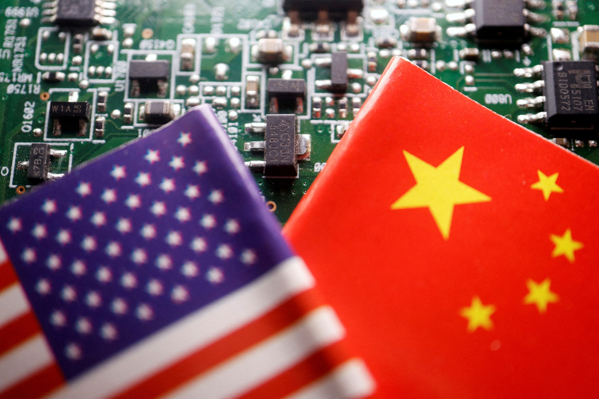 Minh họa về cạnh tranh giữa Mỹ và Trung Quốc trong lĩnh vực công nghệ - Ảnh: REUTERS