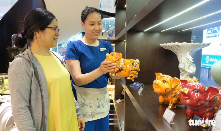 Trưng bày sản phẩm bán dịp tết vừa qua tại showroom một doanh nghiệp lớn ngành gốm ở TP.HCM - Ảnh: B.MAI