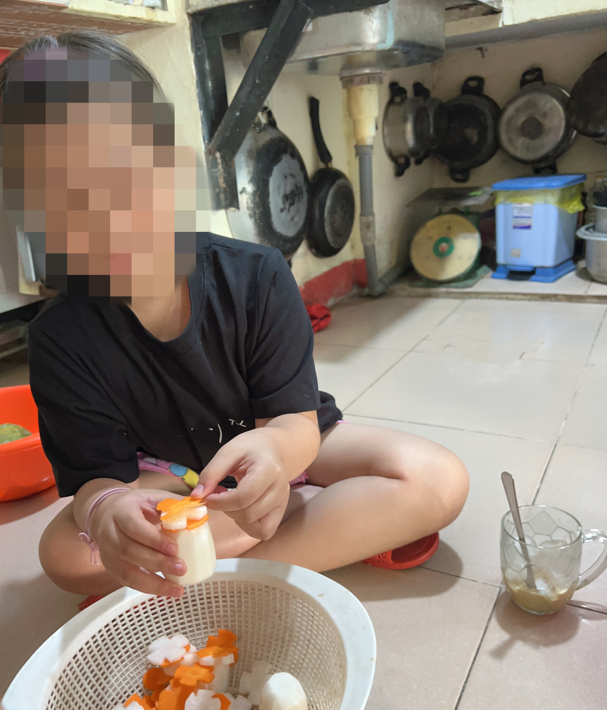 「大人になる」ことを拒否する子どもたち ~その4:子どもたちに挑戦の機会を与える~ 写真1. 親は子どもに幼い頃から家事を手伝うように教え、徐々に自主性を高めていく必要があります - 写真: Y.TRINH