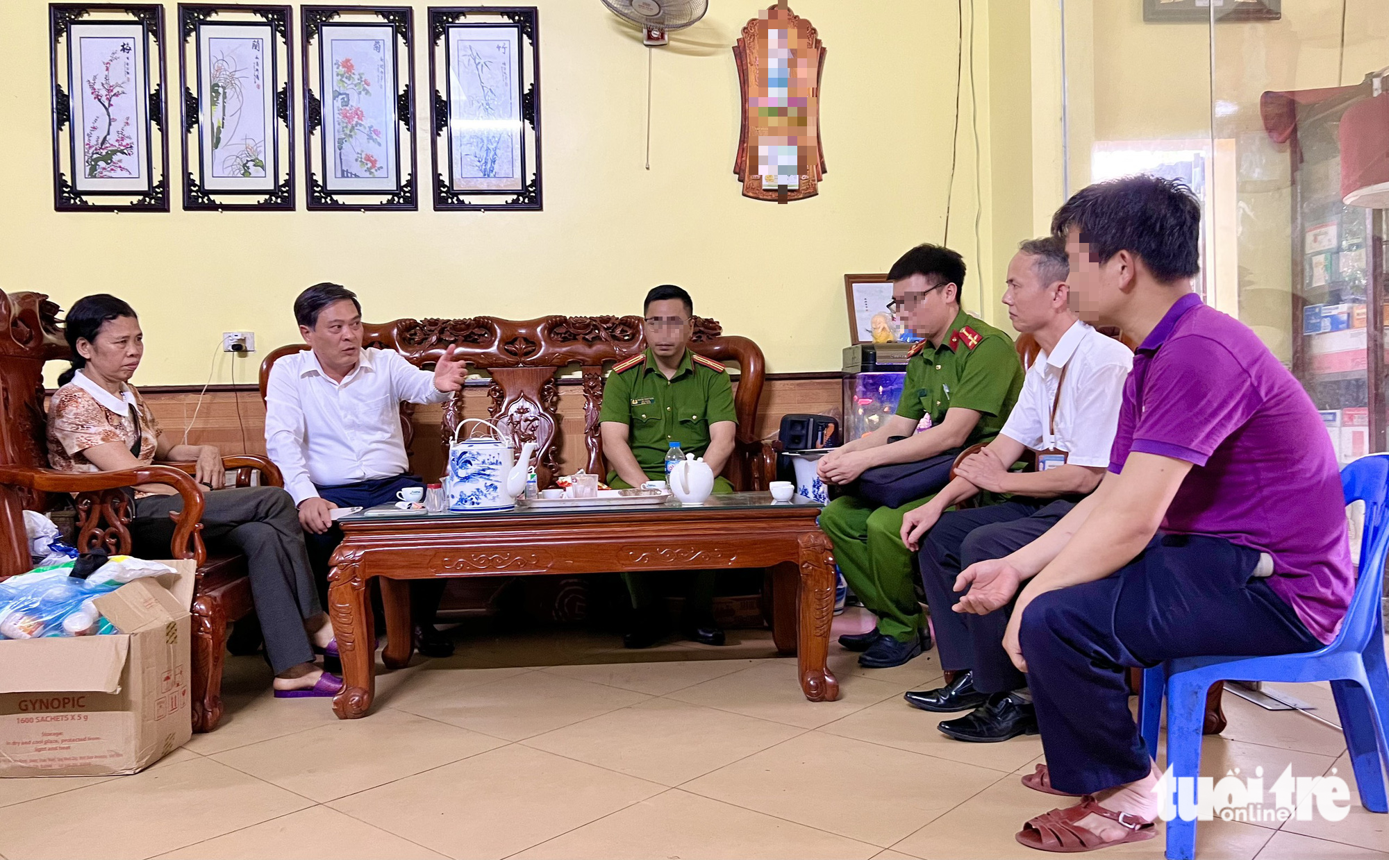 Ông Nguyễn Mạnh Hiếu - Phó Chủ tịch TP Bắc Ninh (áo trắng, bên trái) cùng công an lần thứ hai đến hòa giải, nhắc nhở ông Khải sau khi bàn giao con cho chị D. - Ảnh: DANH TRỌNG