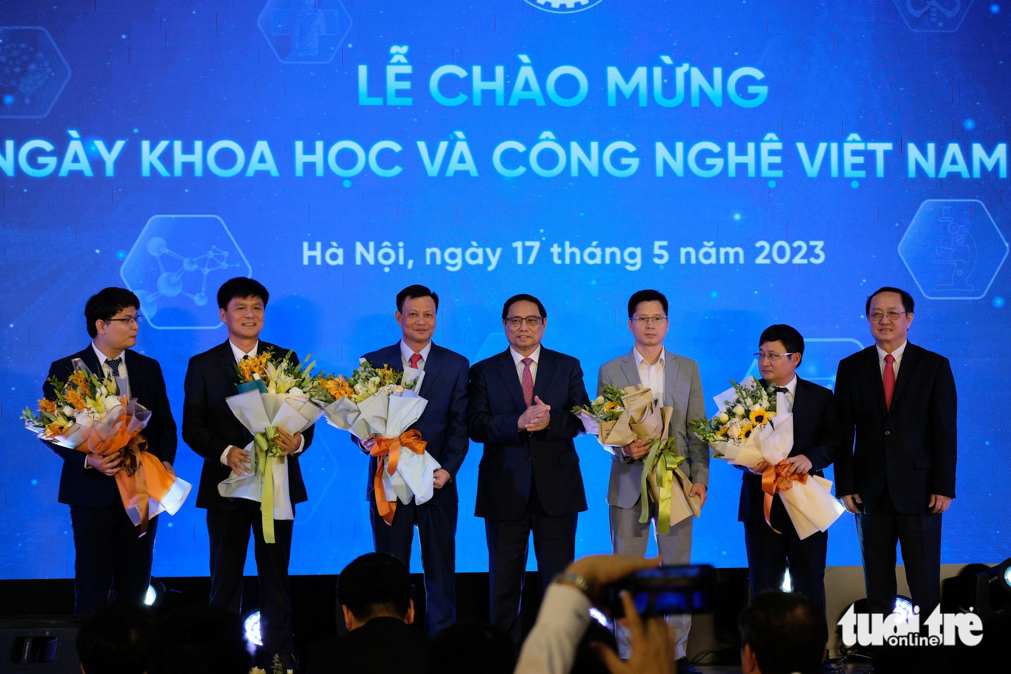 Thủ tướng Chính phủ: Làm khoa học đôi khi phải chấp nhận cô đơn - Ảnh 1.