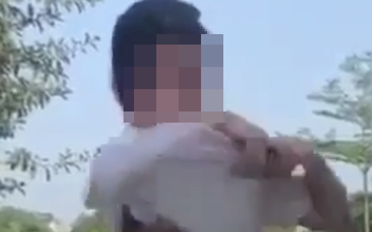 Học sinh lớp 5 ở Hà Nội bị nhóm bạn đánh, bắt cởi áo quay clip