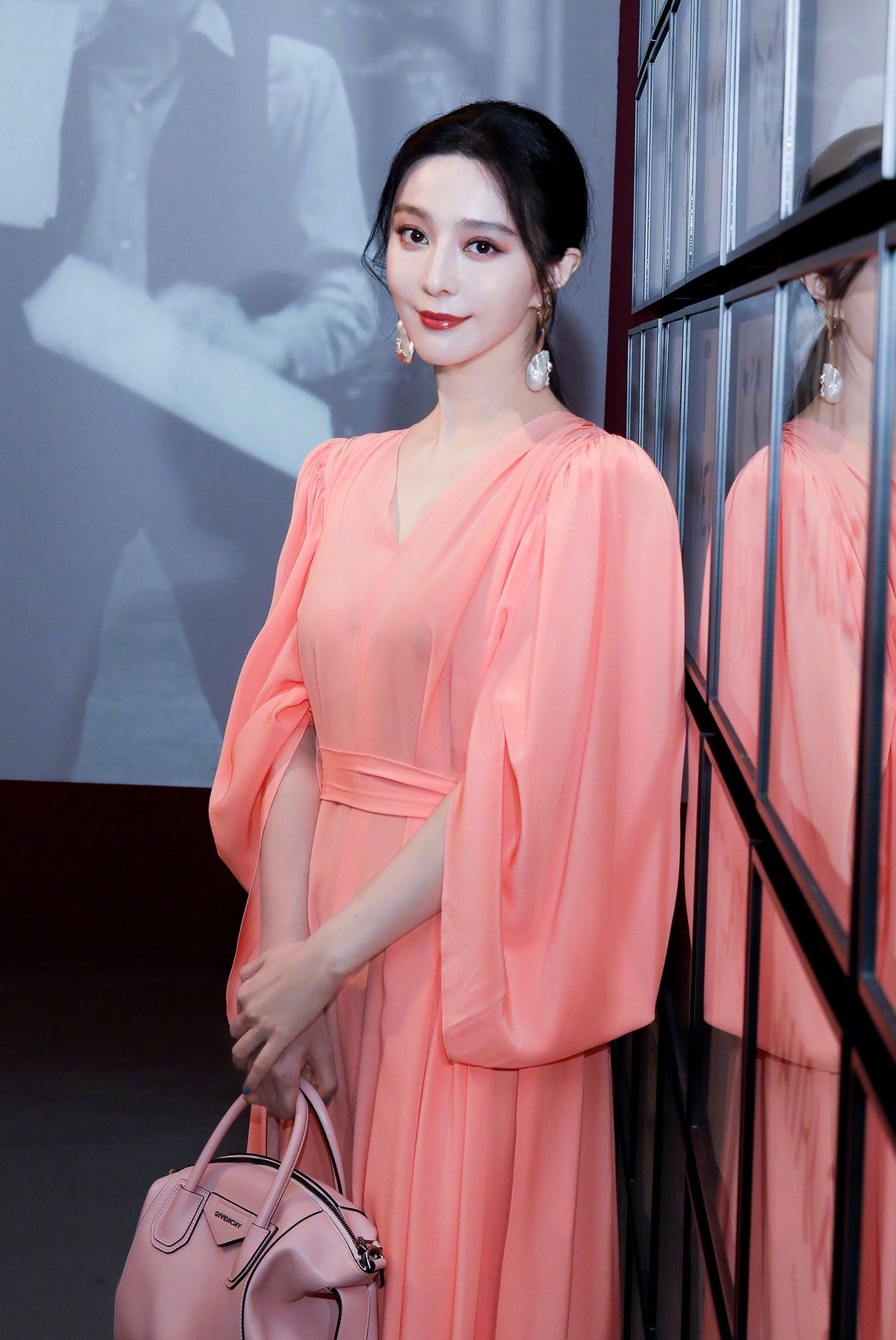脱税スキャンダル後のファム・バンバン氏の精彩のないキャリア - 写真3。