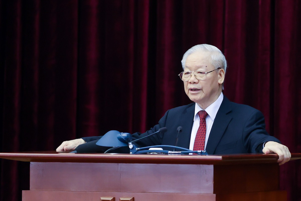 中央中間会議閉会式で挨拶をする書記長 - 写真1。 中央中間会議閉会式で挨拶をする書記長 - 写真1。