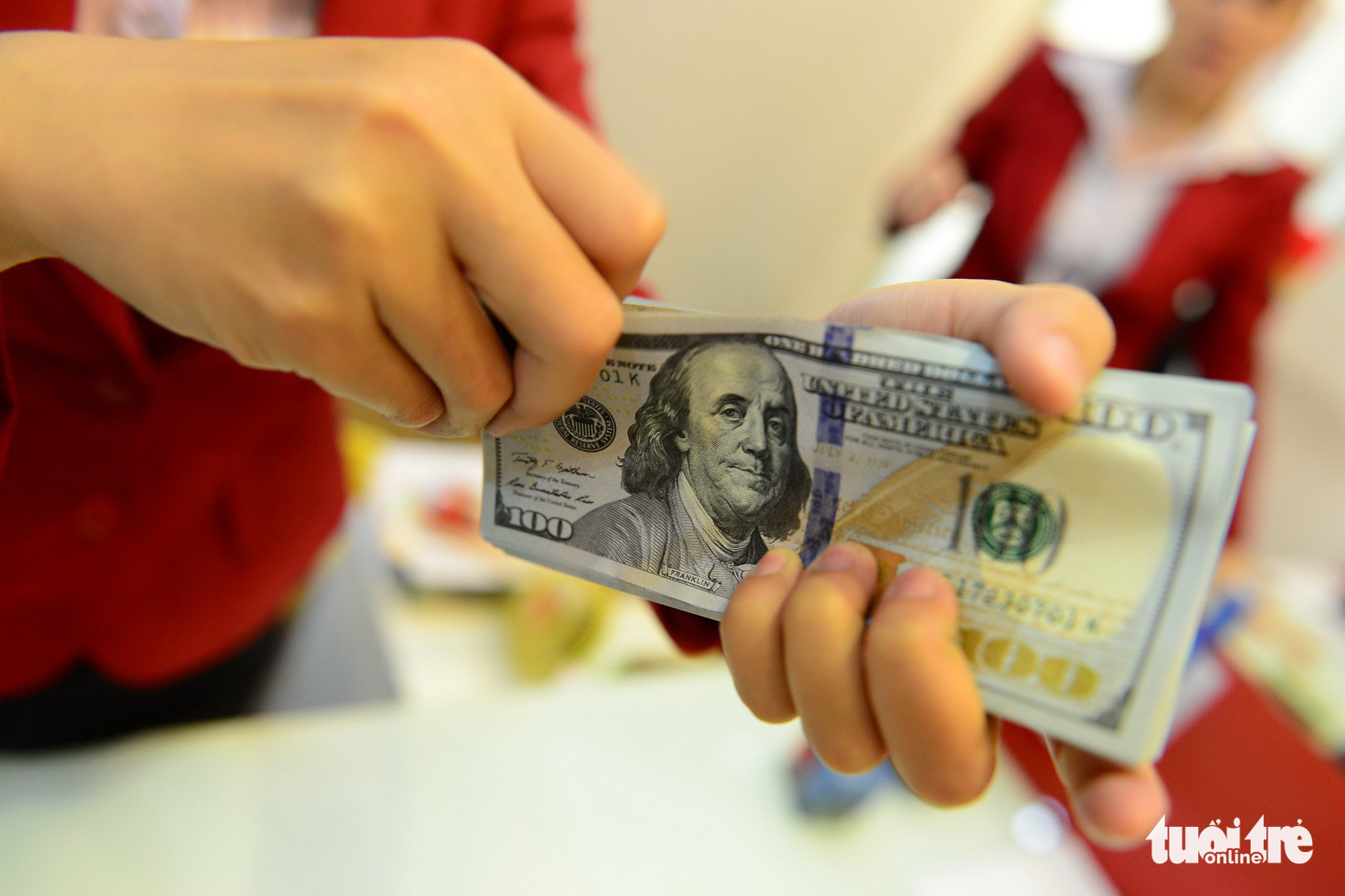 Tỉ giá giảm nhanh, giới đầu cơ USD giảm găm giữ?- Ảnh 2. Giá USD lên cao kỷ lục: Ai hưởng lợi, ai chịu thiệt?