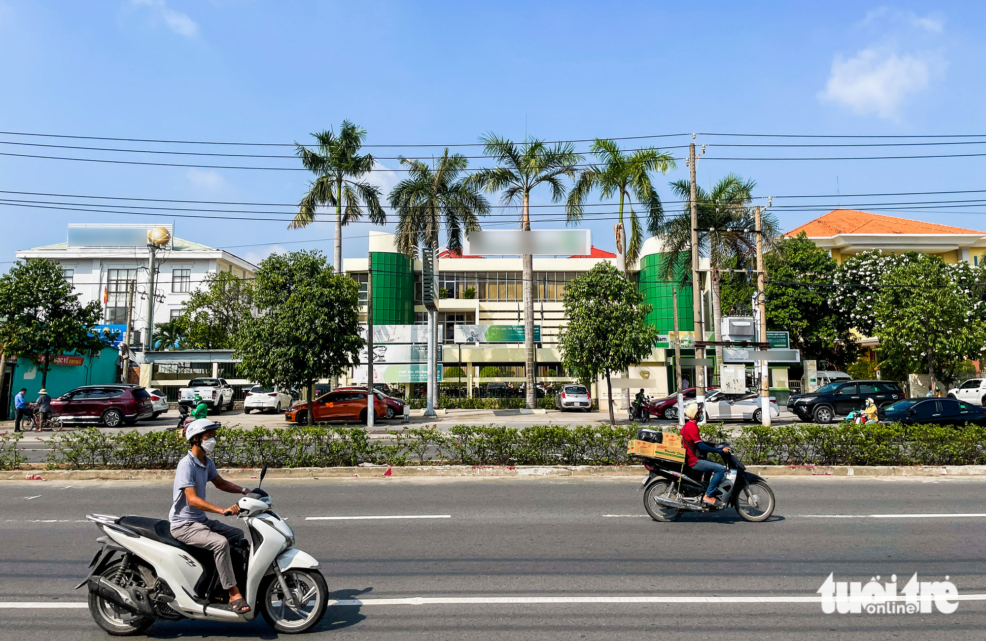 Trụ sở Sở Công Thương nằm ở mặt tiền quốc lộ 13 hiện đang được một ngân hàng thương mại thuê lại