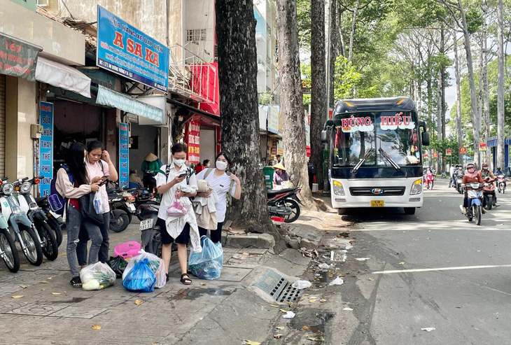 TP.HCM xử lý người đứng đầu để xảy ra tình trạng mất trật tự lòng đường, vỉa hè - Ảnh 1.