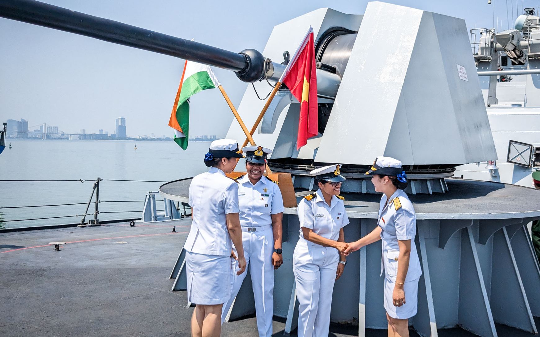 Ngắm hai tàu khu trục tên lửa Ấn Độ đang ghé thăm Đà Nẵng