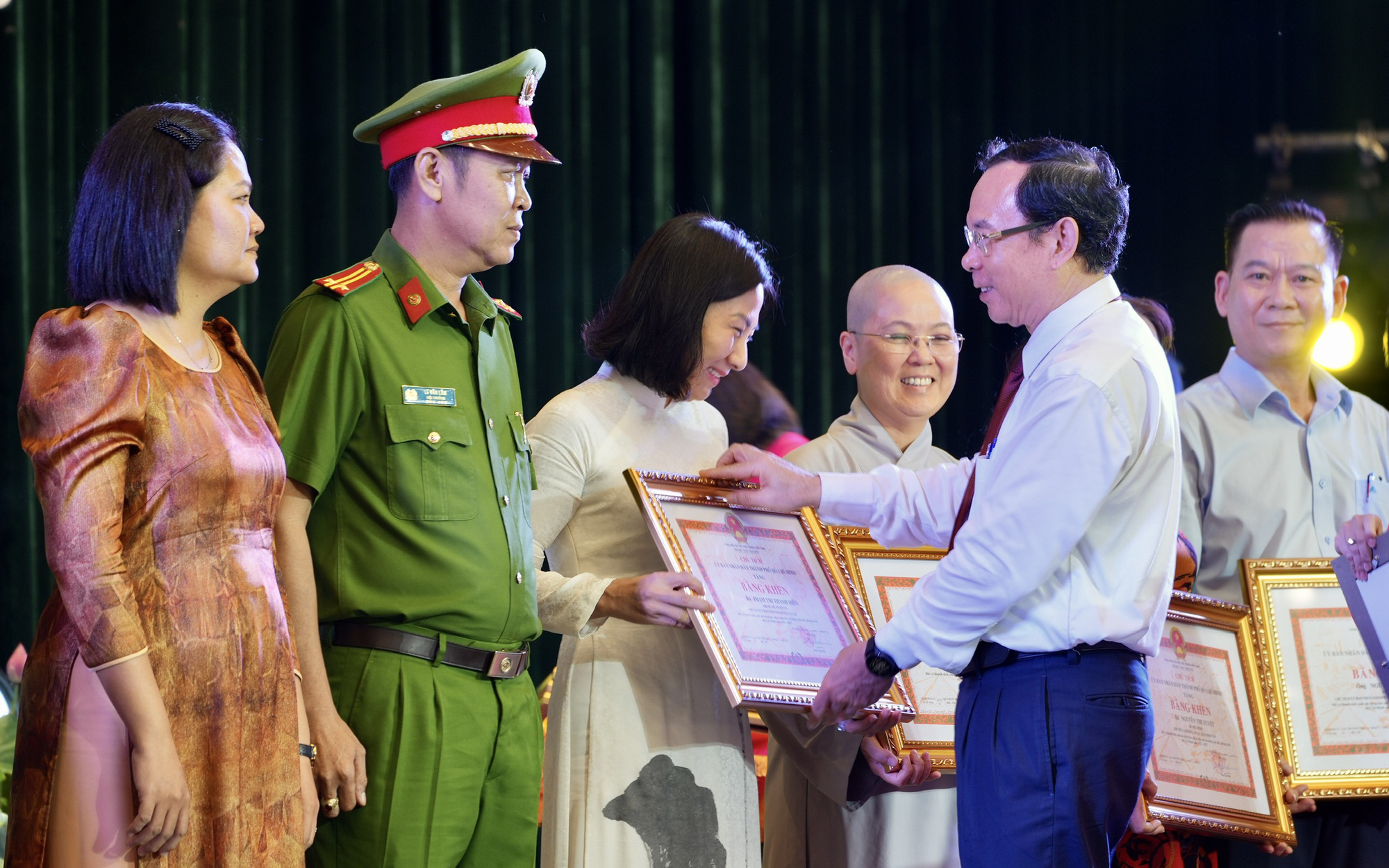 Bí thư Nguyễn Văn Nên: Còn nhiều bông hoa đang lặng lẽ tỏa hương, mang mật ngọt cho đời