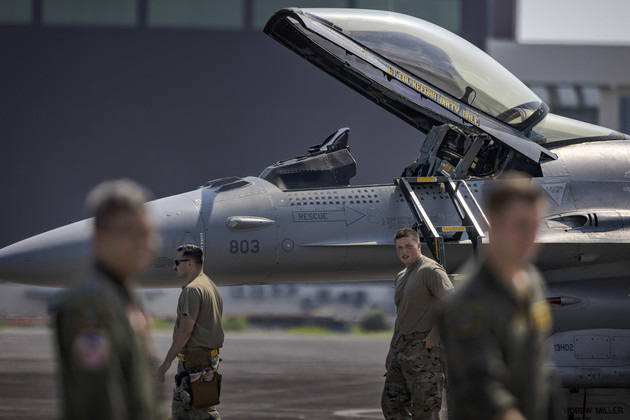 Ông Biden đồng ý cho huấn luyện phi công Ukraine lái tiêm kích F-16 - Ảnh 1.