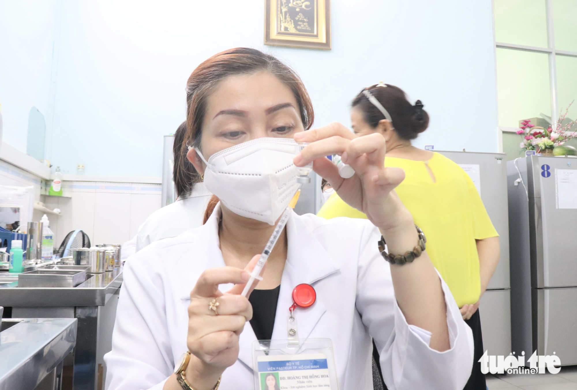 Viện Pasteur TP.HCM có vắc xin sau nhiều tháng, nhiều người đến tiêm chủng - Ảnh 4.