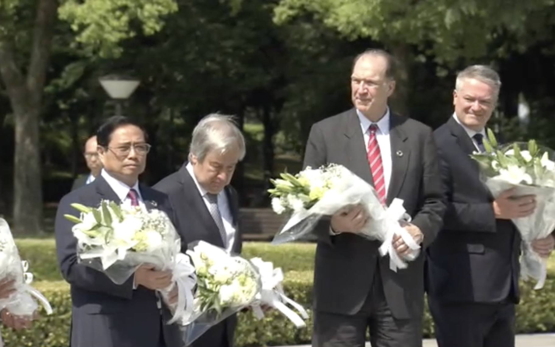 Thủ tướng Phạm Minh Chính cùng lãnh đạo G7 thăm công viên hòa bình Hiroshima