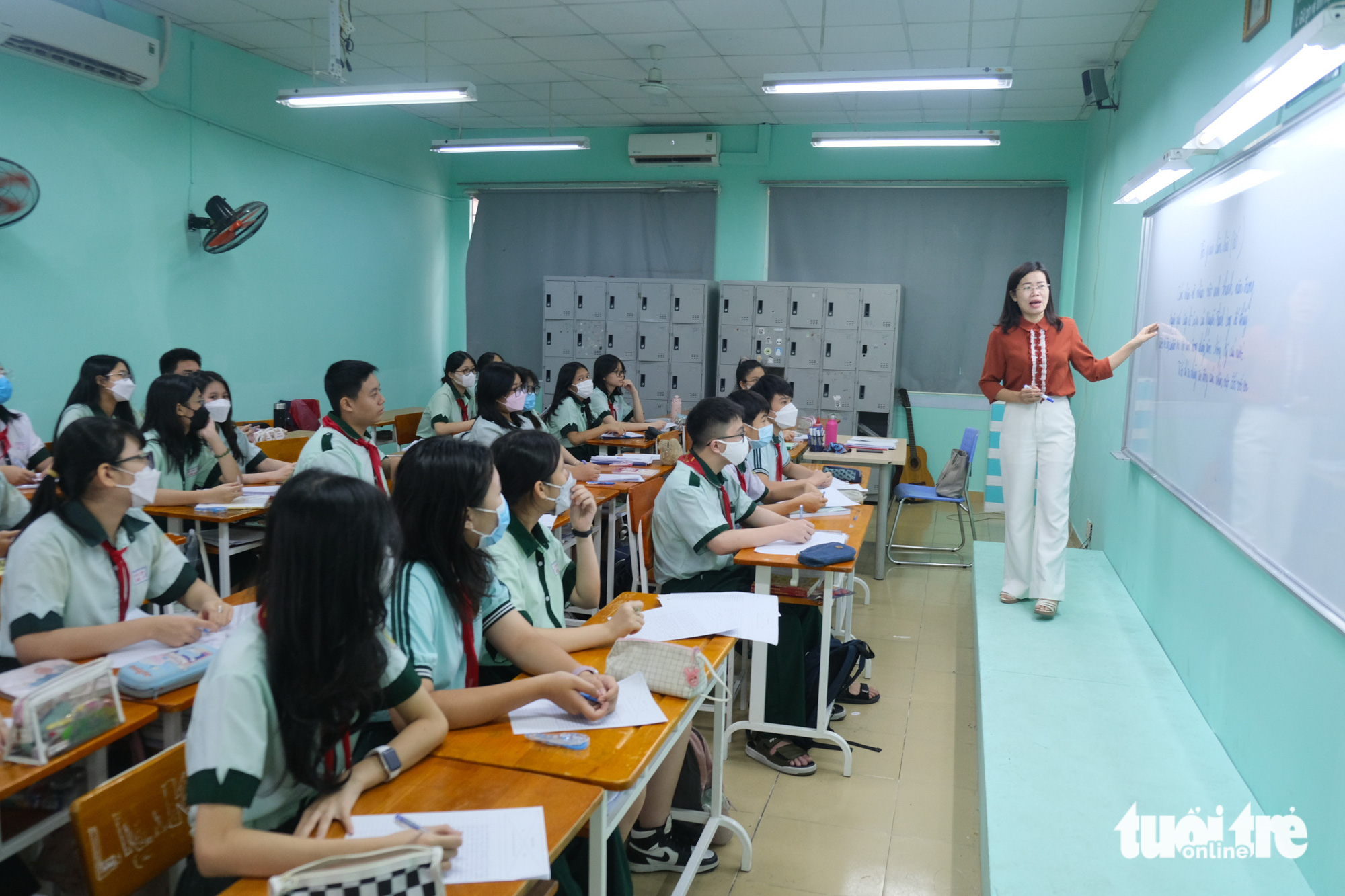 Cô Nguyễn Thị Huyền (giáo viên dạy ngữ văn Trường THCS Hà Huy Tập, quận Bình Thạnh) cho học sinh tập làm quen giải đề để nắm được phương pháp làm bài - Ảnh: NGỌC PHƯỢNG