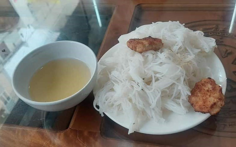 Suất bún 2 miếng chả: Đúng giá niêm yết dù trông hơi… hẻo