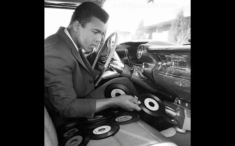 Máy chơi nhạc đĩa than: Philips ra mắt máy chơi nhạc đĩa than &quot;di động&quot; vào 1959, cho phép người dùng nghe đĩa nhạc thoải mái và tự do bất cứ khi nào họ muốn. Trang bị này được đặt dưới táp lô và đi kèm radio riêng vận hành như âm ly. Chính trang bị này trở thành tiêu chuẩn của hệ thống giải trí trên ô tô về sau với máy chơi băng cassette hay đĩa CD là hậu duệ - Ảnh: Autocar