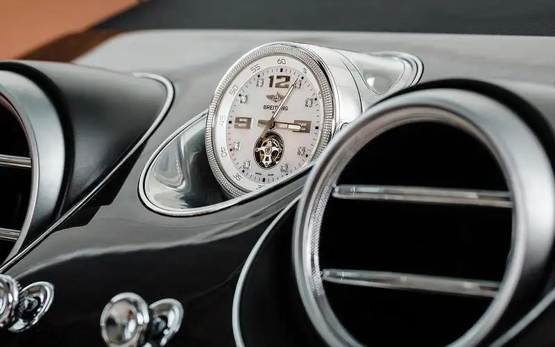 Những tùy chọn lạ nhưng đầy thú vị từng xuất hiện trên ô tô - Ảnh 3. Đồng hồ táp lô: Trang bị này thực tế vẫn xuất hiện trên Bentley Bentayga cho tới tận năm 2020 với số tiền mà người dùng có thể bỏ ra cho mình đồng hồ trên lên tới tối đa 117.000 bảng - đắt hơn bất kỳ tùy chọn nào khác trên xe. Ngoài độ chính xác ưu việt, đồng hồ này còn được tô điểm bởi vàng, ngọc trai và kim cương - Ảnh: Autocar