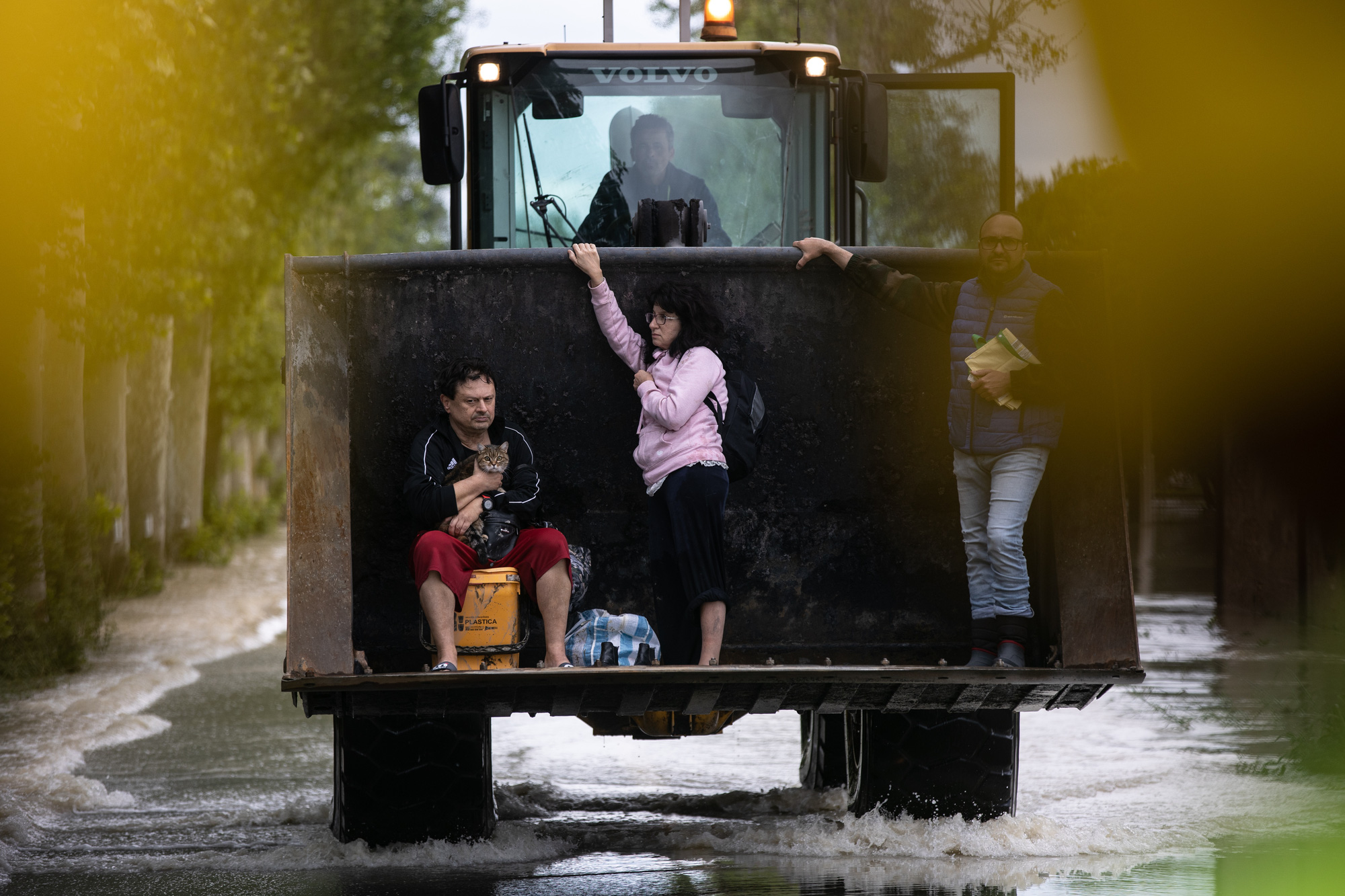 5月17日、イタリア中部の雨による大洪水から、イモラ市(イタリア)から約10キロ離れたマッサ・ロンバルダ村の住民の多くが掘削機の運転手によって救出された。 先週、長靴の形をした国で起きた大規模な洪水が世界の見出しを飾った。 写真:AFP 写真:AFP
