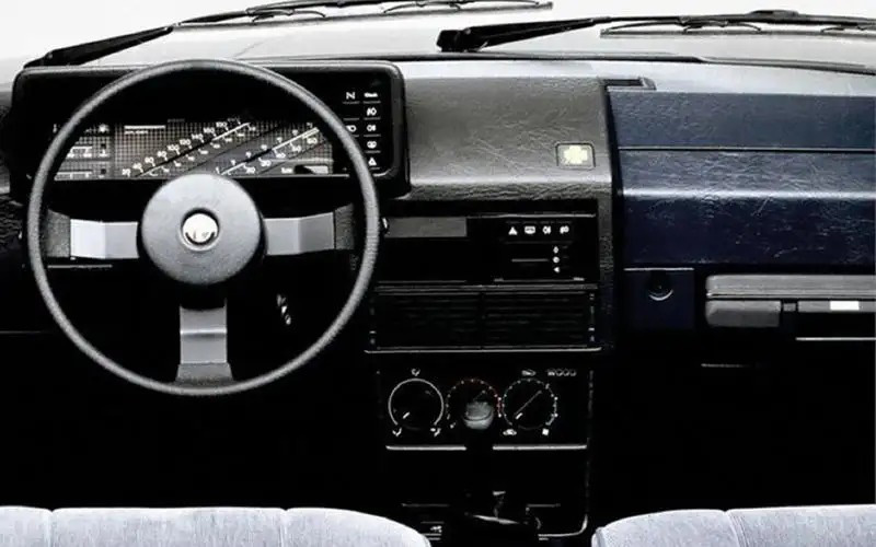 Va li gắn táp lô: Vào thập niên 1980, mẫu xe Alfa Romeo 90 có một trang bị &quot;độc nhất vô nhị&quot; trên thị trường là va li đặt tại vị trí hốc đựng găng tay ở bên ghế hành khách trước. Vẫn mẫu xe Ý cũng có khá nhiều ý tưởng điên rồ khác như đồng hồ hiển thị chéo hay cánh gió tùy chỉnh phía trước - Ảnh: Autocar