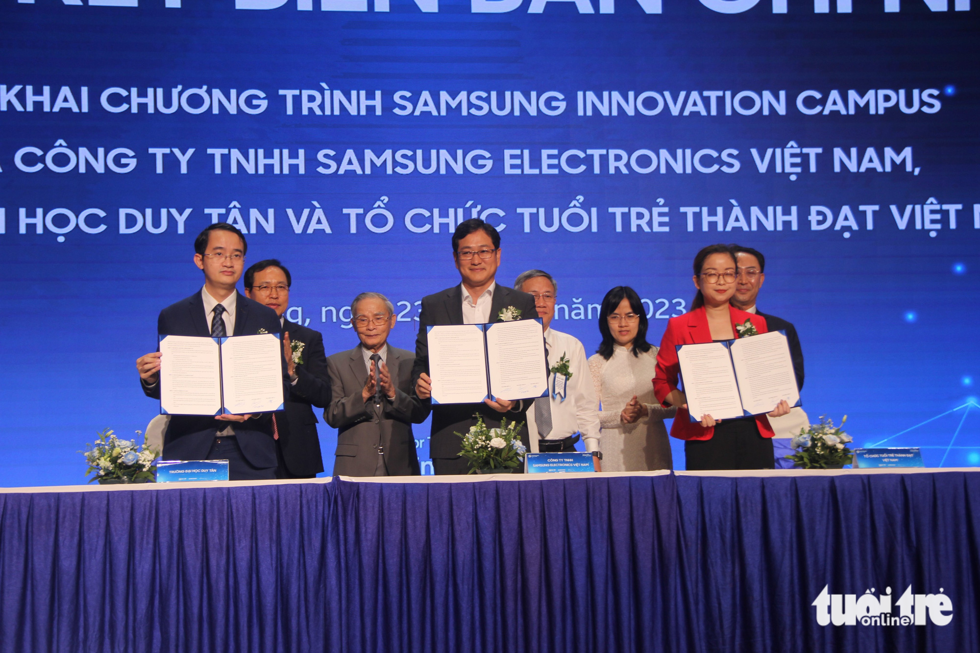 Đại diện Tổ hợp Samsung Việt Nam, Tổ chức Thanh niên Thành công Việt Nam và Đại học Duy Tín ký kết hợp đồng triển khai chương trình Samsung Innovation Park - Ảnh: TRƯỜNG TRƯỜNG