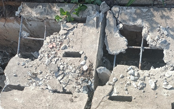 Bắt giữ nghi phạm đập phá 40 ngôi mộ ở Hà Nội- Ảnh 2. Hàng trăm nắp cống bê tông ở xa lộ Hà Nội bị đập phá lấy thép bán phế liệu