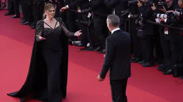 Tom Hanks nổi cáu trên thảm đỏ Cannes 2023 - Ảnh 1.