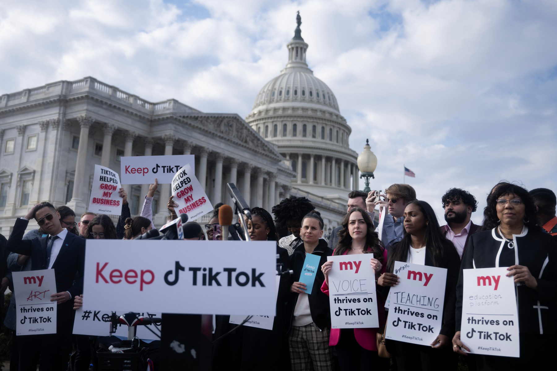 Một nhóm biểu tình phản đối việc cấm TikTok ở Washington, Mỹ, vào tháng 3-2023 - Ảnh: AFP