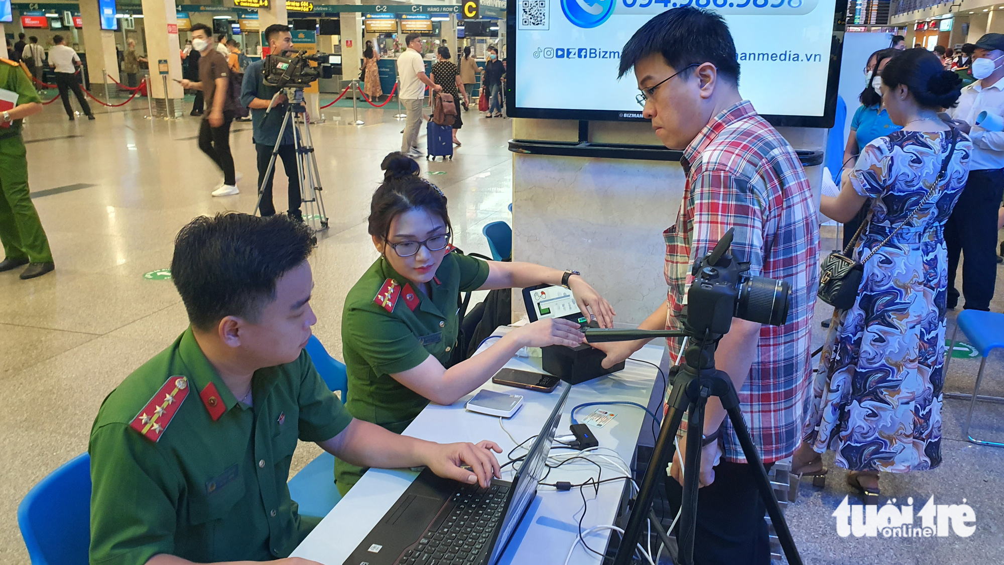 Công an TP.HCM cấp định danh điện tử tại sân bay Tân Sơn Nhất - Ảnh 1.