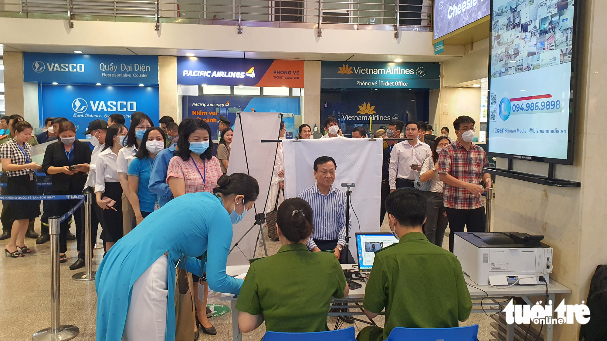 Công an TP.HCM cấp định danh điện tử tại sân bay Tân Sơn Nhất - Ảnh 4.