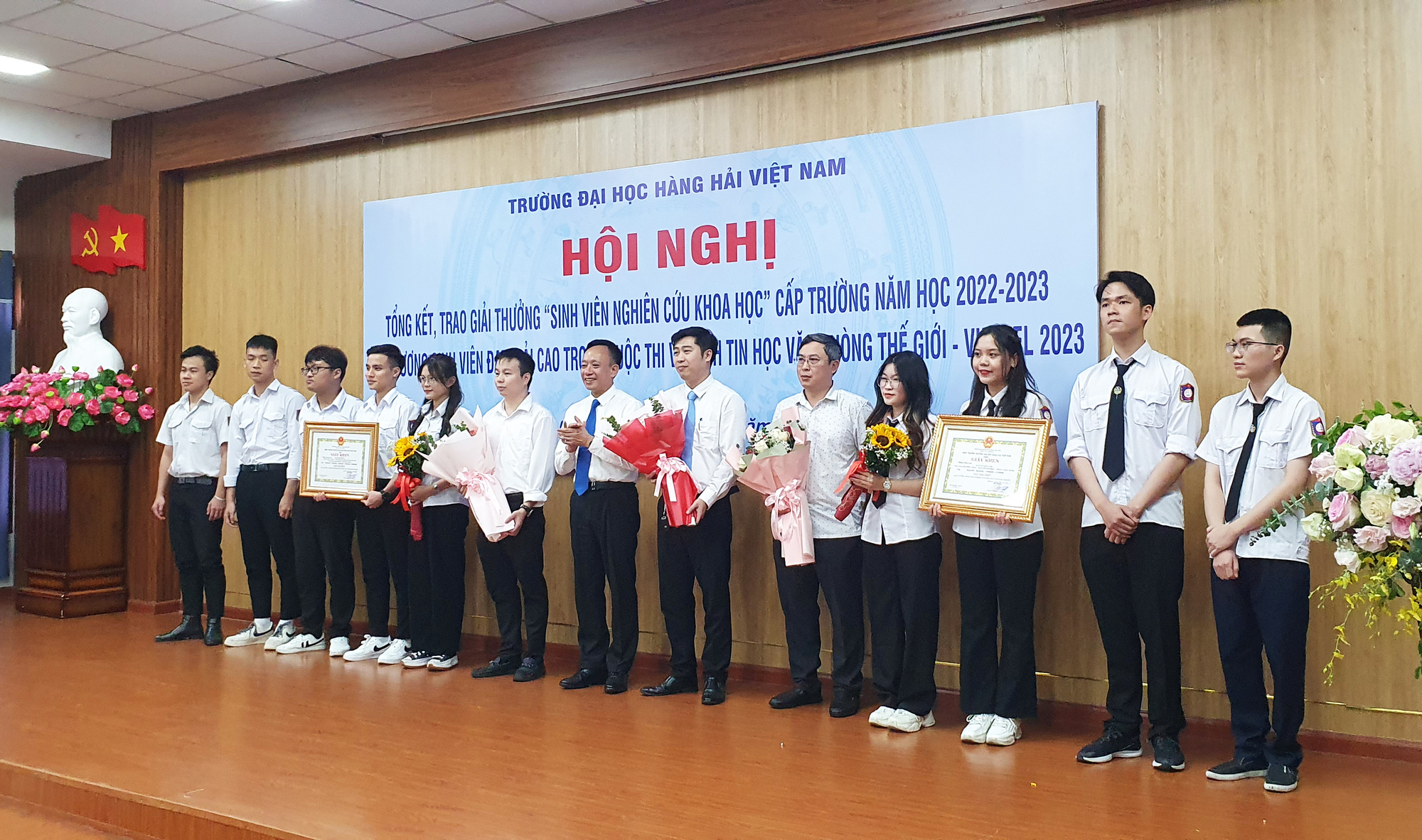 Tặng thưởng đề tài khoa học xuất sắc của sinh viên hàng hải - Ảnh 1. Lãnh đạo Trường đại học hàng hải Việt Nam tặng thưởng, biểu dương những sinh viên có đề tài khoa học đạt giải - Ảnh: TIẾN THẮNG