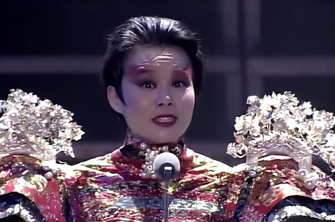 Cung Lâm Na: 47 tuổi tái xuất Cbiz, oanh tạc sô ‘Đạp gió 2023’ và cuộc hôn nhân đáng ngưỡng mộ - Ảnh 8. Cung Lâm Na: 47 tuổi tái xuất Cbiz, oanh tạc sô ‘Đạp gió 2023’ và cuộc hôn nhân đáng ngưỡng mộ - Ảnh 8.