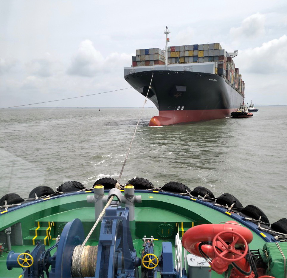 Giải cứu siêu tàu container quốc tịch Panama hỏng máy trên luồng Vũng Tàu - Thị Vải - Ảnh 1.