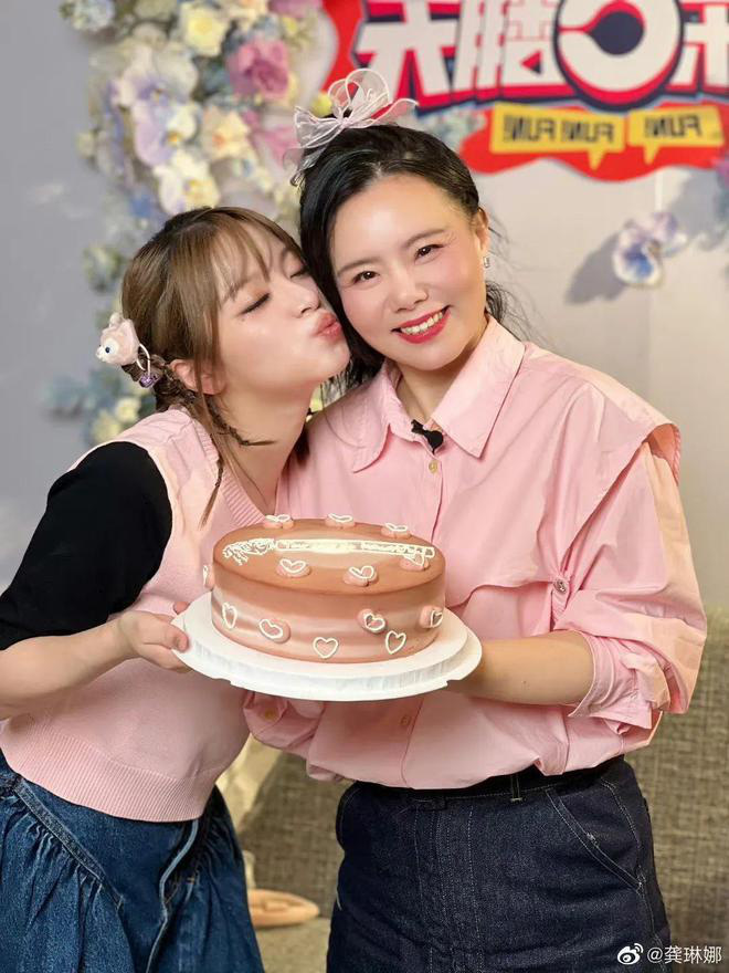 Cung Lâm Na: 47 tuổi tái xuất Cbiz, oanh tạc sô ‘Đạp gió 2023’ và cuộc hôn nhân đáng ngưỡng mộ - Ảnh 1. Cung Lâm Na: 47 tuổi tái xuất Cbiz, oanh tạc sô ‘Đạp gió 2023’ và cuộc hôn nhân đáng ngưỡng mộ - Ảnh 1.